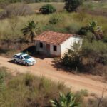 Viatura policial em frente a casa em Vilhena durante operação de tráfico de drogas