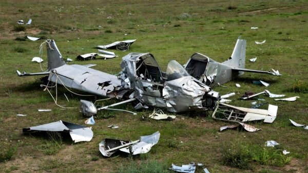 Equipes de resgate trabalham no local da queda de um avião em Tomblaine, no nordeste da França, neste domingo (28). O acidente matou as 11 pessoas que estavam a bordo da aeronave. — Foto: REUTERS/Christian Hartmann