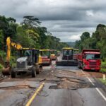 Obras emergenciais com máquinas na BR-364 em Rondônia