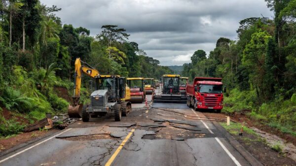 Obras emergenciais com máquinas na BR-364 em Rondônia
