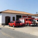 Estação do Corpo de Bombeiros com viaturas vermelhas no Brasil