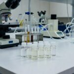 Frascos de repelente em laboratório durante teste de eficácia pela Anvisa