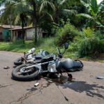 Motocicleta danificada em cena de acidente em Vilhena, Rondônia