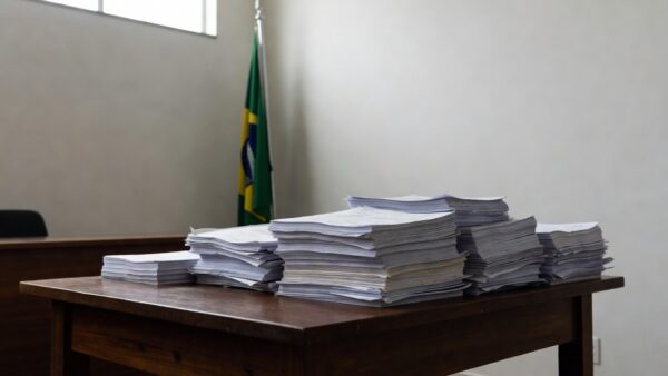 Documentos eleitorais e bandeira no TRE-RO sobre cassações por fraude à cota de gênero