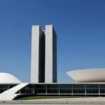 Congresso Nacional em Brasília durante discussão sobre reajuste de limites do MEI e Simples Nacional