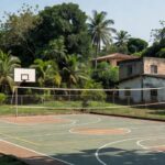 Quadra poliesportiva em Vilhena, Rondônia, com vegetação amazônica ao fundo