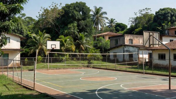 Quadra poliesportiva em Vilhena, Rondônia, com vegetação amazônica ao fundo