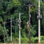 Postes e medidores de energia em área rural de Rondônia com indícios de furto
