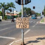 Semáforo em Vilhena com cartaz pedindo emprego