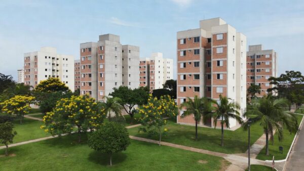 Conjunto habitacional Residencial Morar Melhor II com prédios residenciais e áreas verdes.