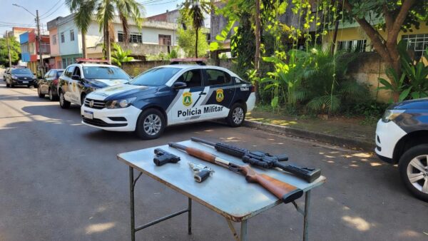 Viaturas da PM e armas apreendidas em operação policial em Porto Velho