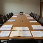 Sala de reunião do Sindsef com documentos sobre retroativos de servidores federais