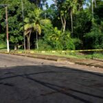 Via pública em Porto Velho com fita policial após tiroteio