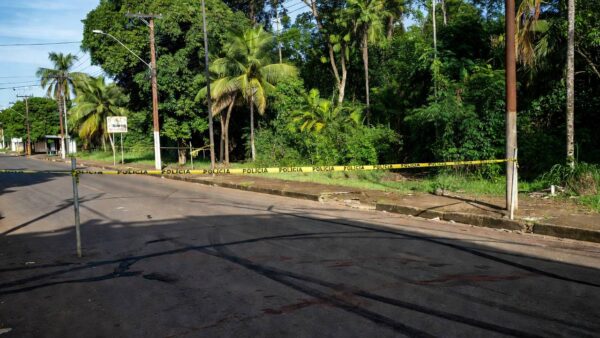 Via pública em Porto Velho com fita policial após tiroteio