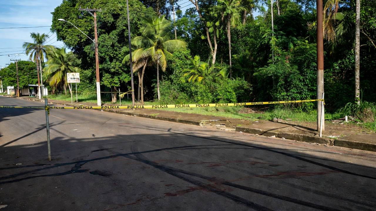 Via pública em Porto Velho com fita policial após tiroteio