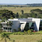 Tribunal de Justiça de Rondônia com paisagem rural ao fundo