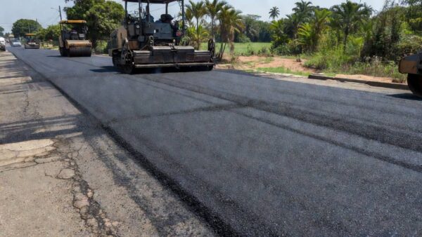 Recapeamento asfáltico de rua em Chupinguaia