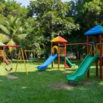 Parquinho infantil no Jardim das Esmeraldas com equipamentos de recreação