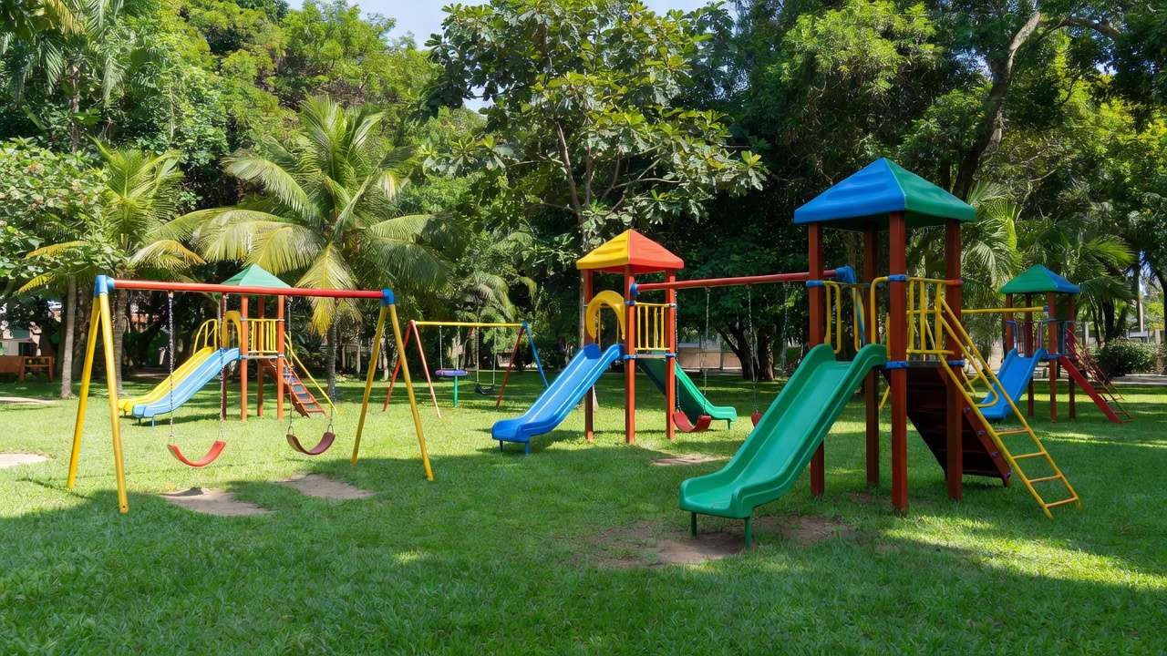 Parquinho infantil no Jardim das Esmeraldas com equipamentos de recreação