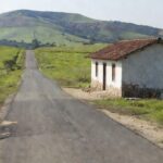 Estrada e posto de saúde no Cone Sul representando demandas por infraestrutura e saúde