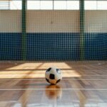 Quadra de futsal indoor com bola representando inscrições JAVs 2026