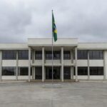 Fachada da Prefeitura de Vilhena com bandeira a meio-mastro