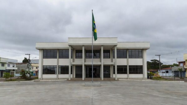 Fachada da Prefeitura de Vilhena com bandeira a meio-mastro