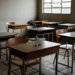 Sala de aula em escola de Porto Velho com canivete sobre carteira
