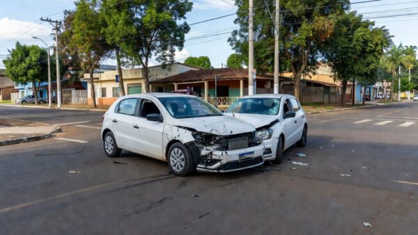 Acidente entre carro Gol e outro veículo em cruzamento de Vilhena.
