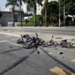 Acidente entre moto e bicicleta na Avenida Melvin Jones com veículos danificados