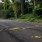 Rua em Vilhena com fitas policiais no local do homicídio de Maicon Kanopp