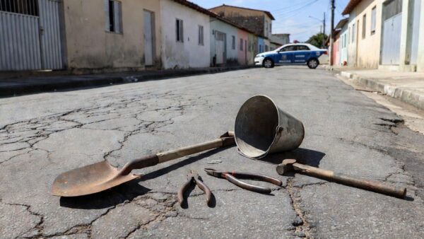 Ferramentas abandonadas apreendidas pela PM no bairro Caladinho