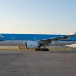 Avião da KLM em pista de aeroporto no Brasil simbolizando carreira de copiloto