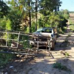 Acidente rural em Vilhena com gaiola danificada em estrada de terra na Amazônia
