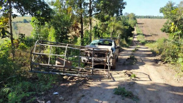 Acidente rural em Vilhena com gaiola danificada em estrada de terra na Amazônia