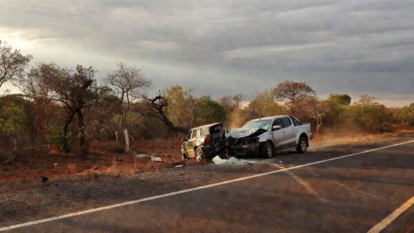 Acidente de trânsito em rodovia no Mato Grosso com veículos danificados