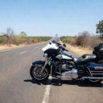 Moto da PRF estacionada em rodovia brasileira
