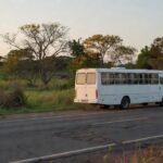 Ônibus de pacientes em estrada brasileira após tratamento de câncer
