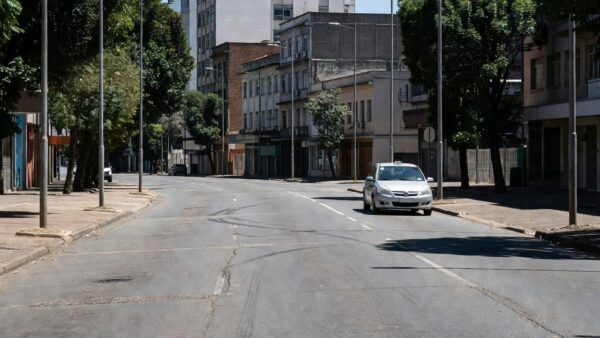 Avenida Pinheiro Machado após atropelamento por carro de aplicativo em Porto Alegre