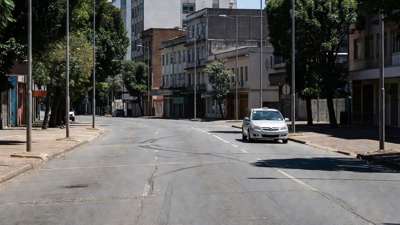 Avenida Pinheiro Machado após atropelamento por carro de aplicativo em Porto Alegre