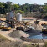 Usina de asfalto em operação em área rural de Rondônia