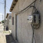 Medidor de energia em residência brasileira representando contas de luz da Energisa