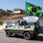 Viatura das Forças Armadas brasileiras em frente a local de votação para as eleições.