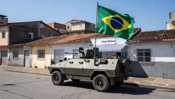 Viatura das Forças Armadas brasileiras em frente a local de votação para as eleições.
