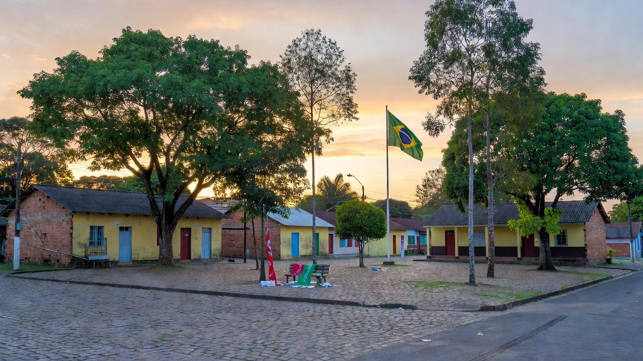 Praça pública em Vilhena durante lançamento de pré-candidatura à reeleição