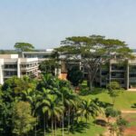 Campus do IFRO Colorado do Oeste com prédios e vegetação tropical