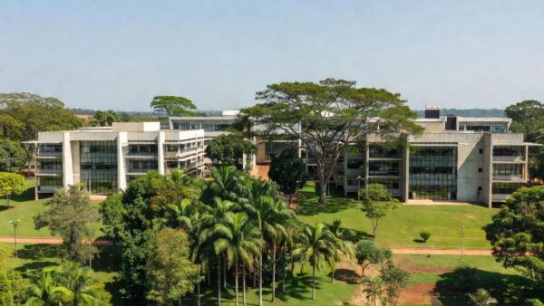 Campus do IFRO Colorado do Oeste com prédios e vegetação tropical