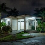 Unidade Básica de Saúde de Vilhena iluminada à noite para atendimento noturno