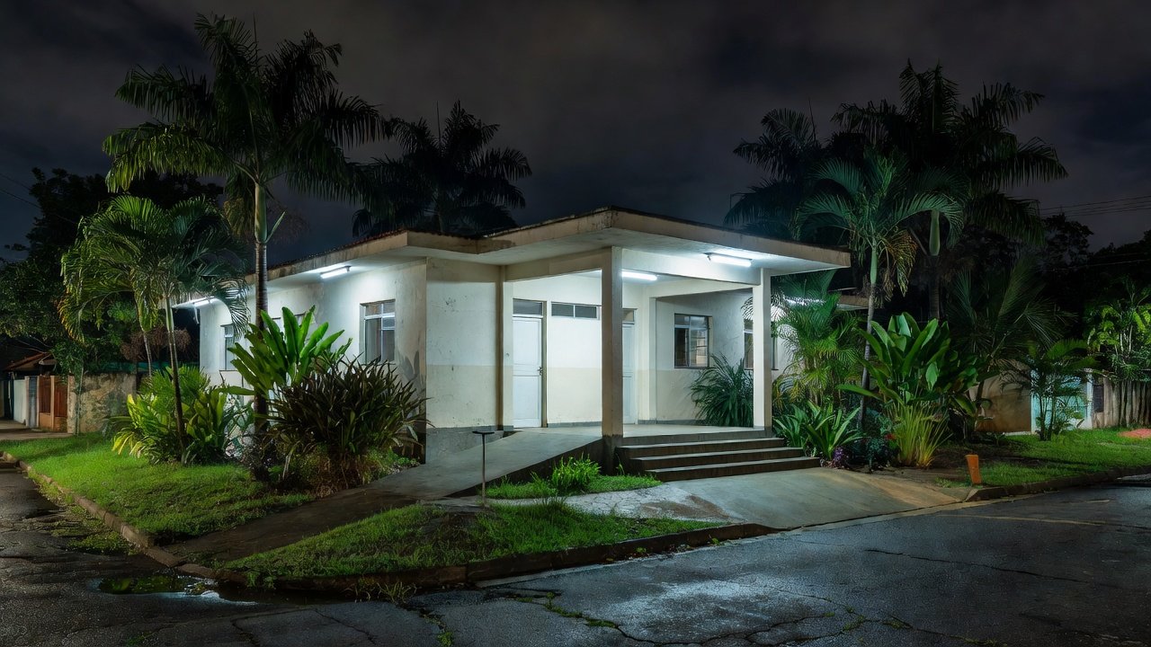 Unidade Básica de Saúde de Vilhena iluminada à noite para atendimento noturno