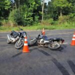 Motociclista perdeu o controle da direção e colidiu na lateral traseira da picape que estava estacionada